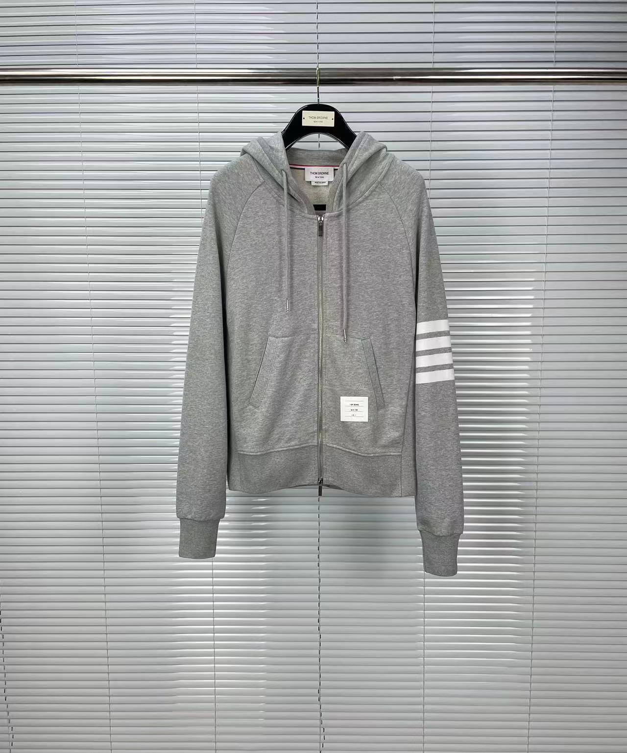 

Высококачественная модная толстовка с капюшоном и четырьмя полосками - Весенне-осенняя куртка на молнии для пар Double Extra Large