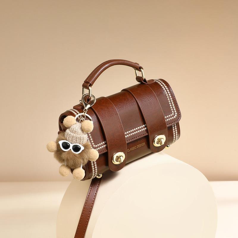 The new messenger bag women's bag is fashionable and versatile, and it is popular today to carry a personalized and versatile mini bag.
