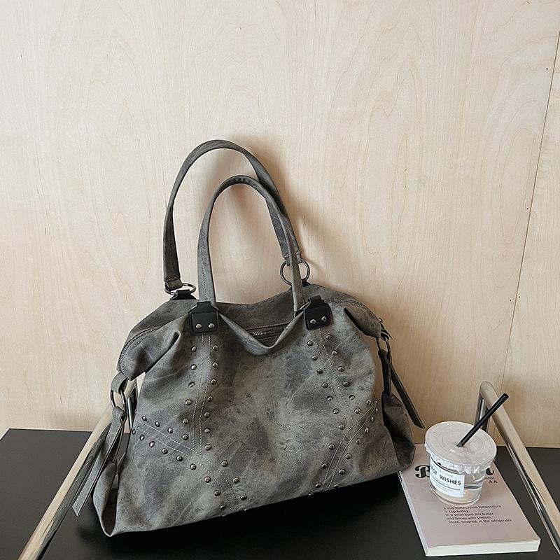 

Вместительная сумка под мышкой женская 2025 осень новая корейская мода сумка-тоут для通勤 премиальная матовая сумка через плечо 40*15*27 чёрный