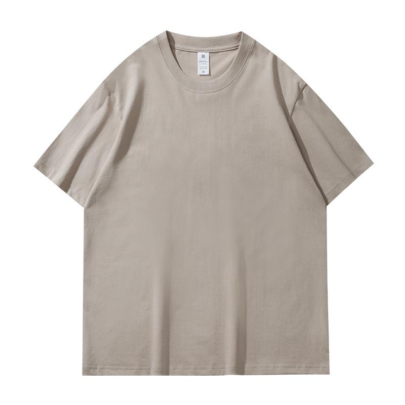 T-shirt bianca girocollo larga da 230g in puro cotone pesante con design versatile e logo stampato personalizzato.