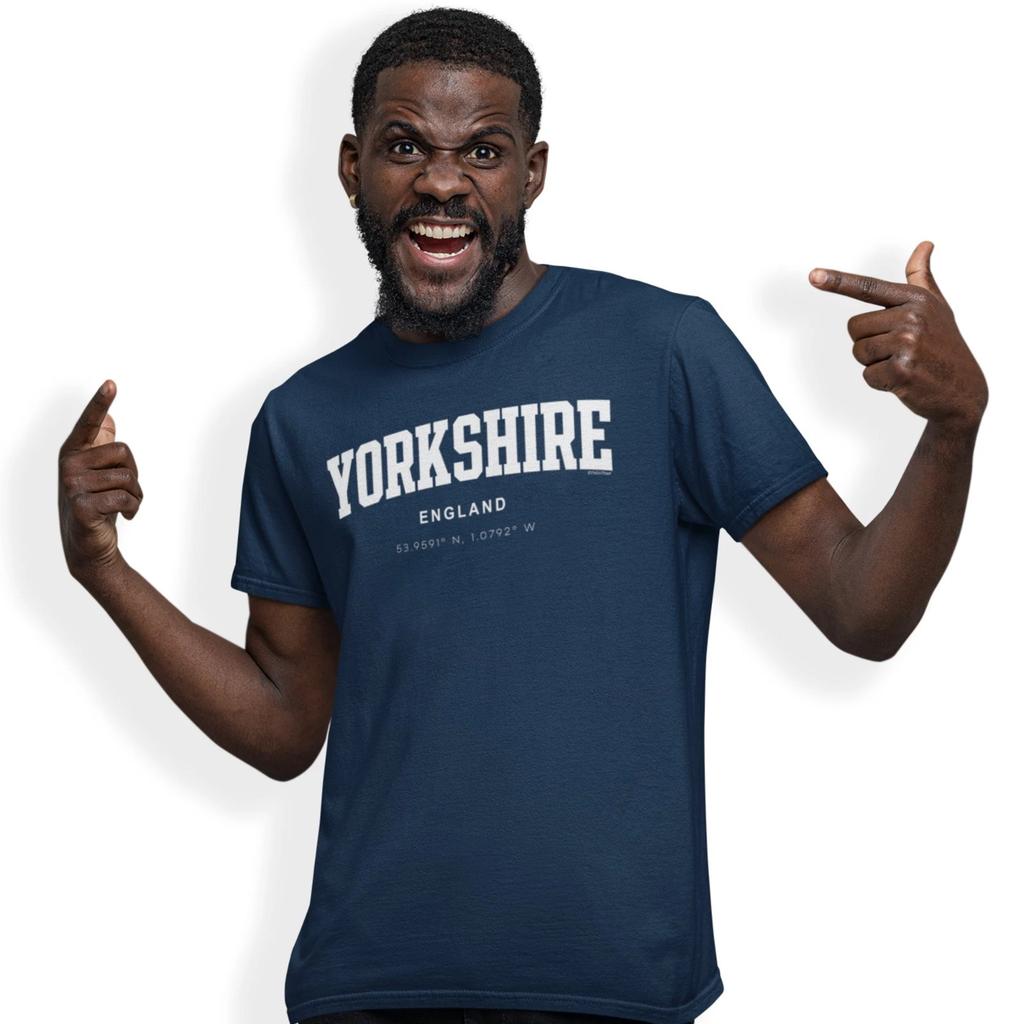 Yorkshire Varsity Stil Aufdruck Mit Koordinaten Handbedrucktes T-Shirt Größe S - 5XL