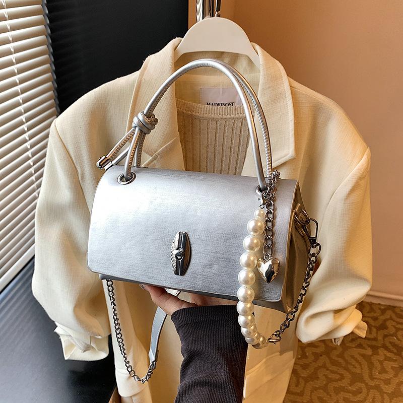 

2025 new temperament glossy soft leather fashion handbag women s high-end sense foreign style commuting pearl chain messenger bag серебряный