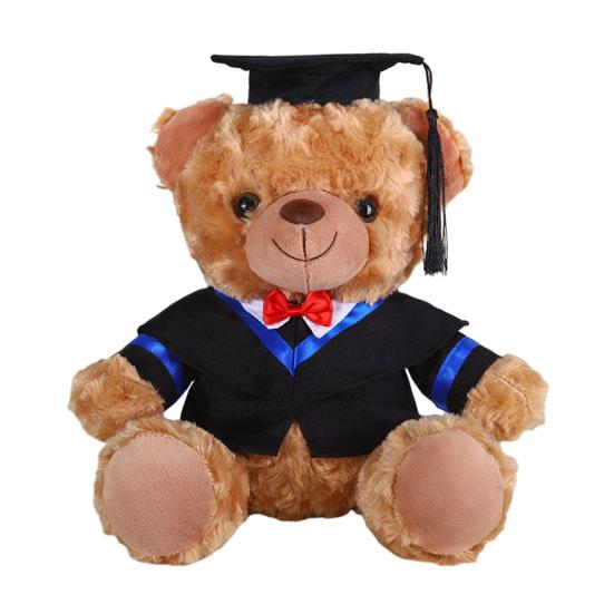 Plyšový medvídek absolvent 2025 s talárem, čepicí a střapcem, roztomilý hnědý absolvent