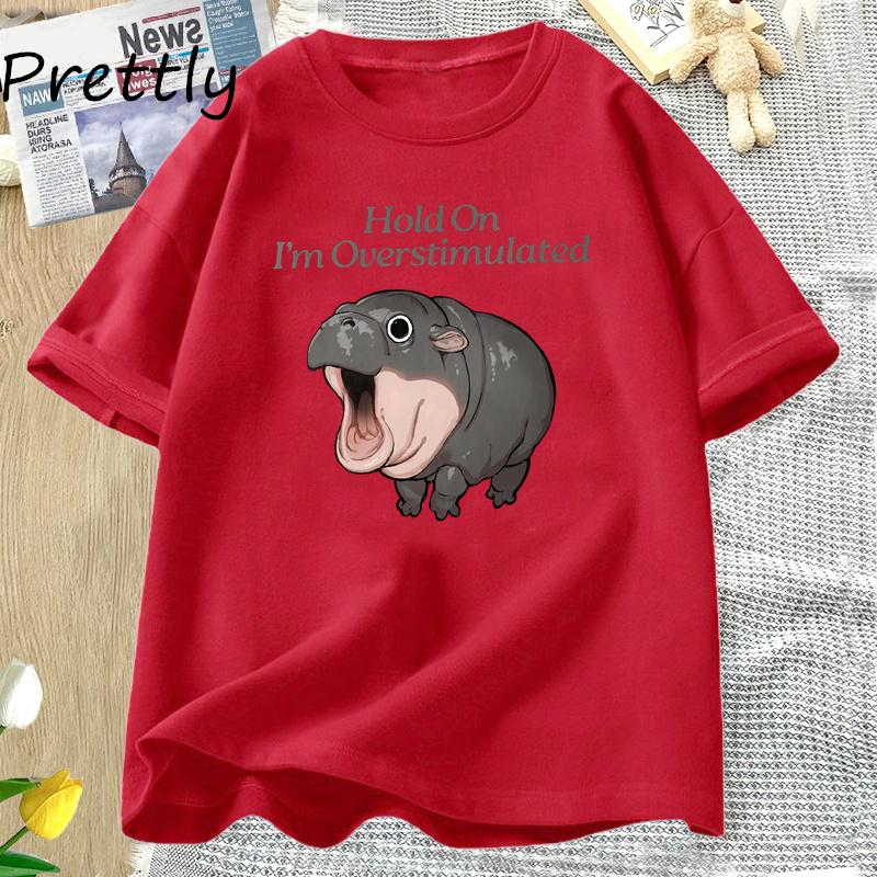 

Moo Deng T-Shirt Hold on I m Overstimulated T Shirt Hippo Moo Deng Graphic T-Shirt Cute Cotton Short Sleeve Lover Tee Clothing S