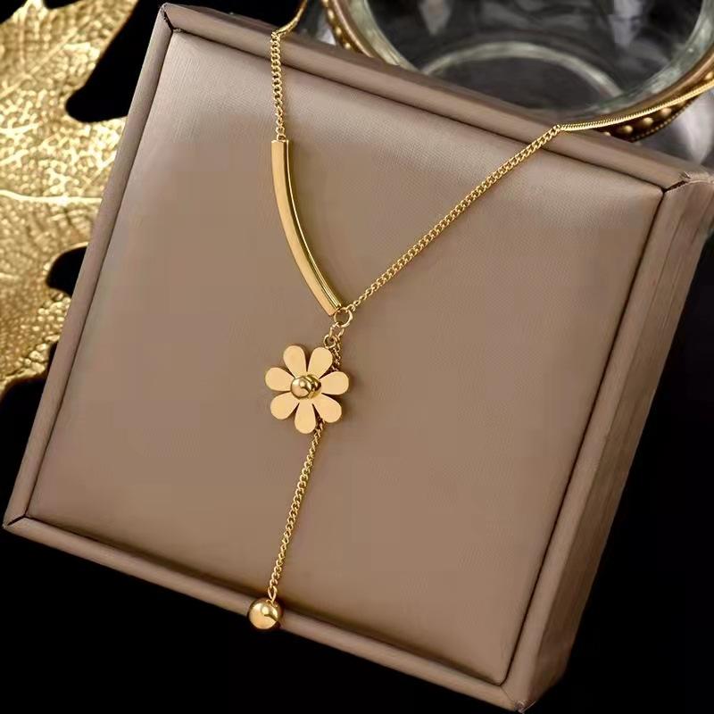 316 stainlessExquisite Necklace for Women Little Daisy Necklace Tassel Cold Wind Temperament Clavicle Chain Ladies