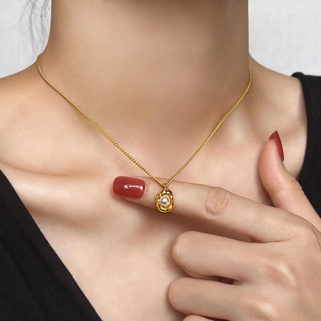 Halskette aus 18 Karat Gold mit Anhänger aus Titanstahl - Trendige Damen-Schlüsselbeinkette