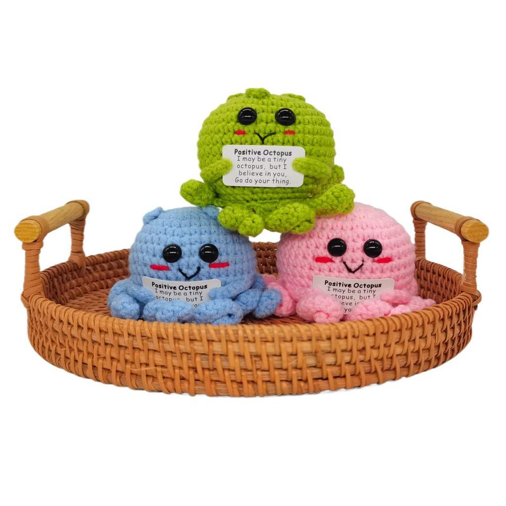 Rosa Krake Positives Häkeltier Puppe Mit Karte Schreibtischornament Emotionale Unterstützung Handgefertigt Gestrickt Aufmunterungs-Spielzeug