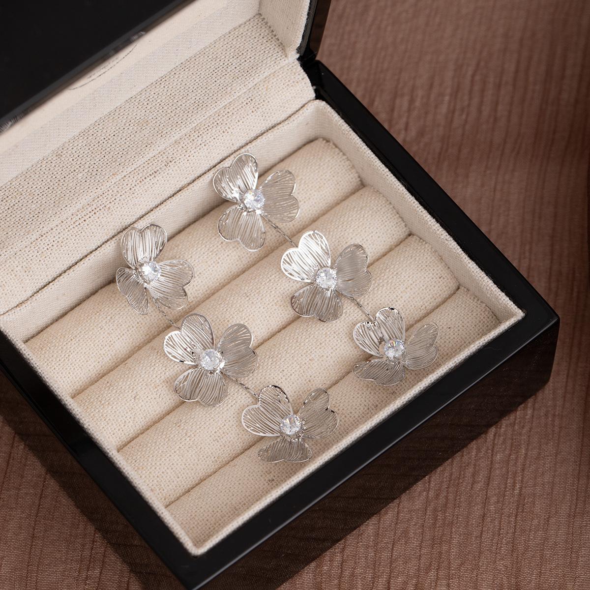 Золотые Полые Серьги-Клевер с Инкрустацией Алмазами и Бахромой, Высококачественная Легкая Роскошь, Нишевая Мода, Элегантные и Изысканные Атмосферные Серьги