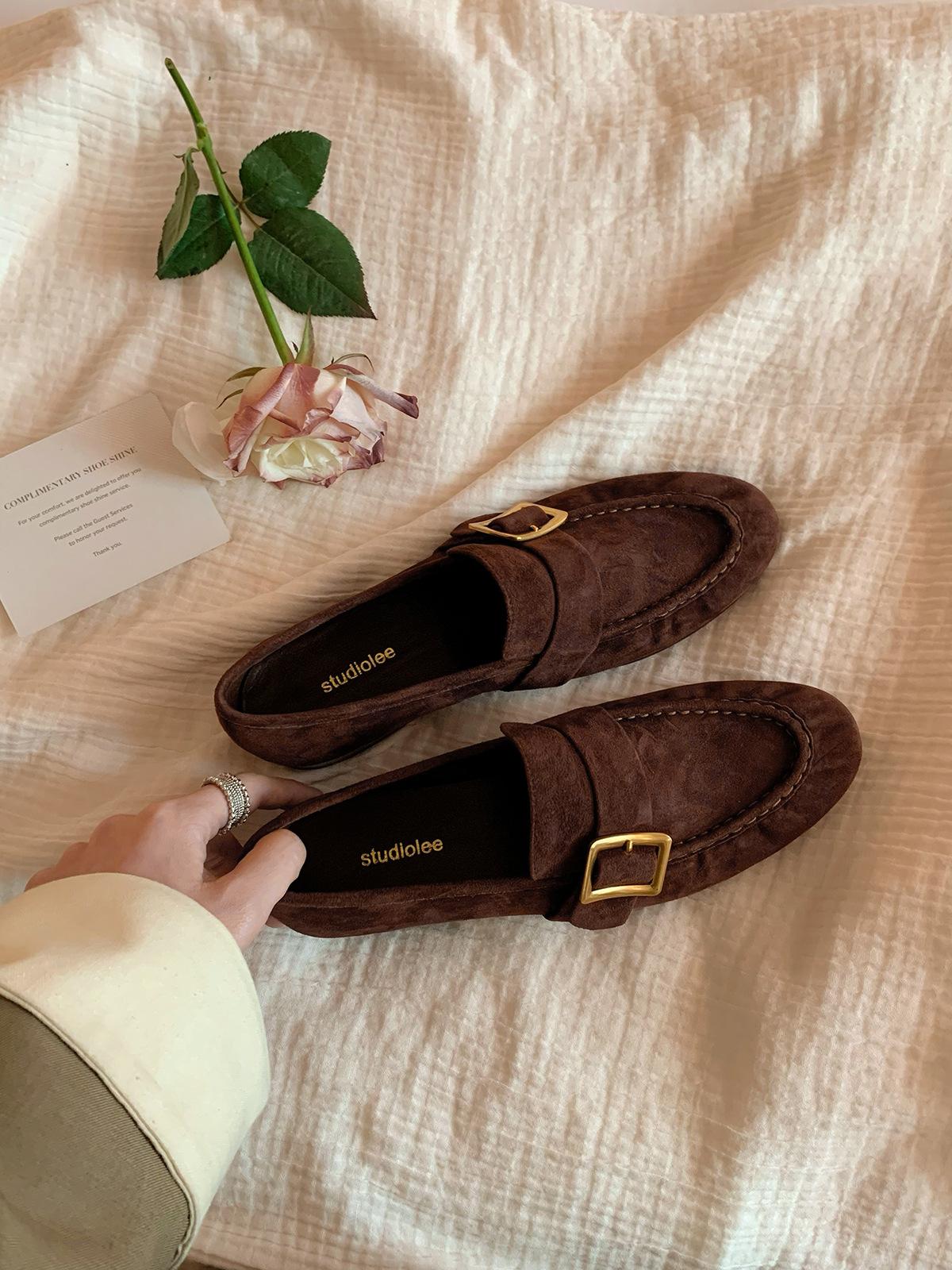 

Цельная коровья кожа виноградная мать британский ретро универсальная квадратная пряжка толстый каблук увеличить один педаль кожаные лоферы женские маленькие кожаные туфли 40