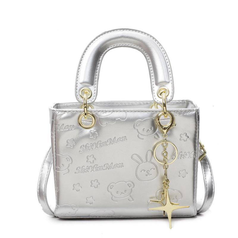 

Нішева дизайнерська сумка жіноча 2025 нова трендова модна універсальна сумка через плече месенджер висококласна портативна сумка Принцеси Діани 19*10*14 срібний