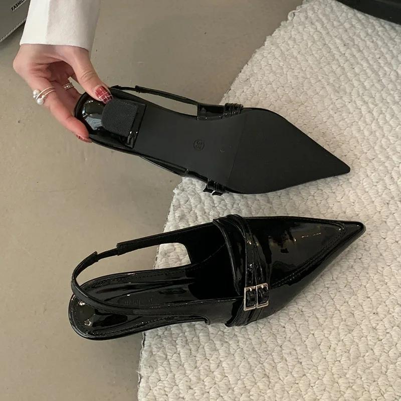 Luksusowe Damskie Płytkie Buty z Czerwonymi Klamrami i Cienkim Niskim Obcasem ze Szpicem Nowy Modny Markowy Design Slingback Party Damskie Sandały na Koturnie