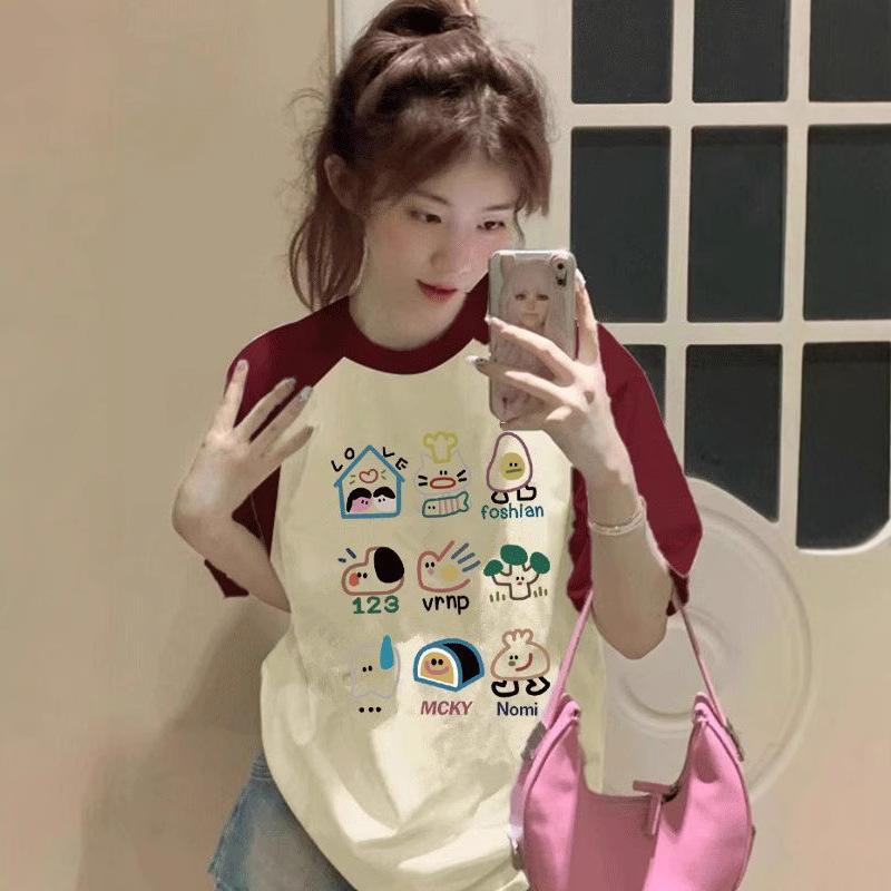 Camiseta de Algodão Puro com Ombro Raglã e Manga Curta Feminina Verão Tamanho Grande Divertida e Moderna Estampada Contrastante Casual