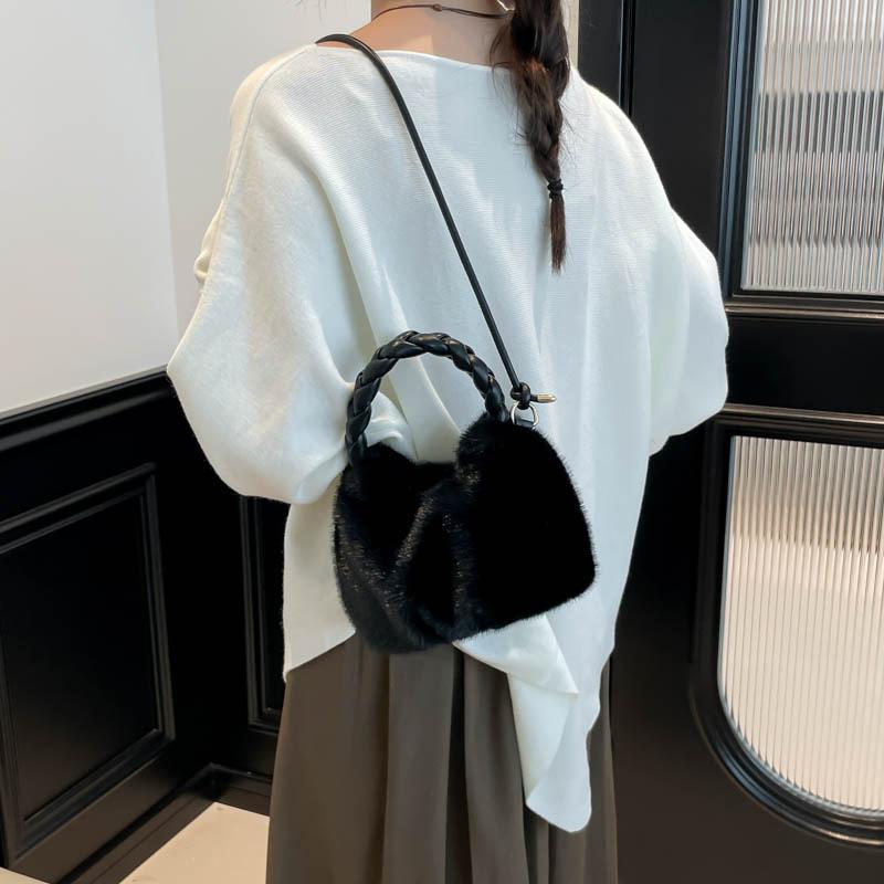 Fluffy Texture Vwrastile Crossbody Bag Women Winter Fashi Furry Bucket Bag with Braided Leisure Handle Shoulder Storage Bags