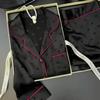 Neue französische Eis-Seiden-Pyjamas für Damen – Leichter Luxus, Hochwertiges Gefühl, Jacquard-Schwarz-Herz-Design, Zum Tragen zu Hause oder draußen (Frühling Herbst).