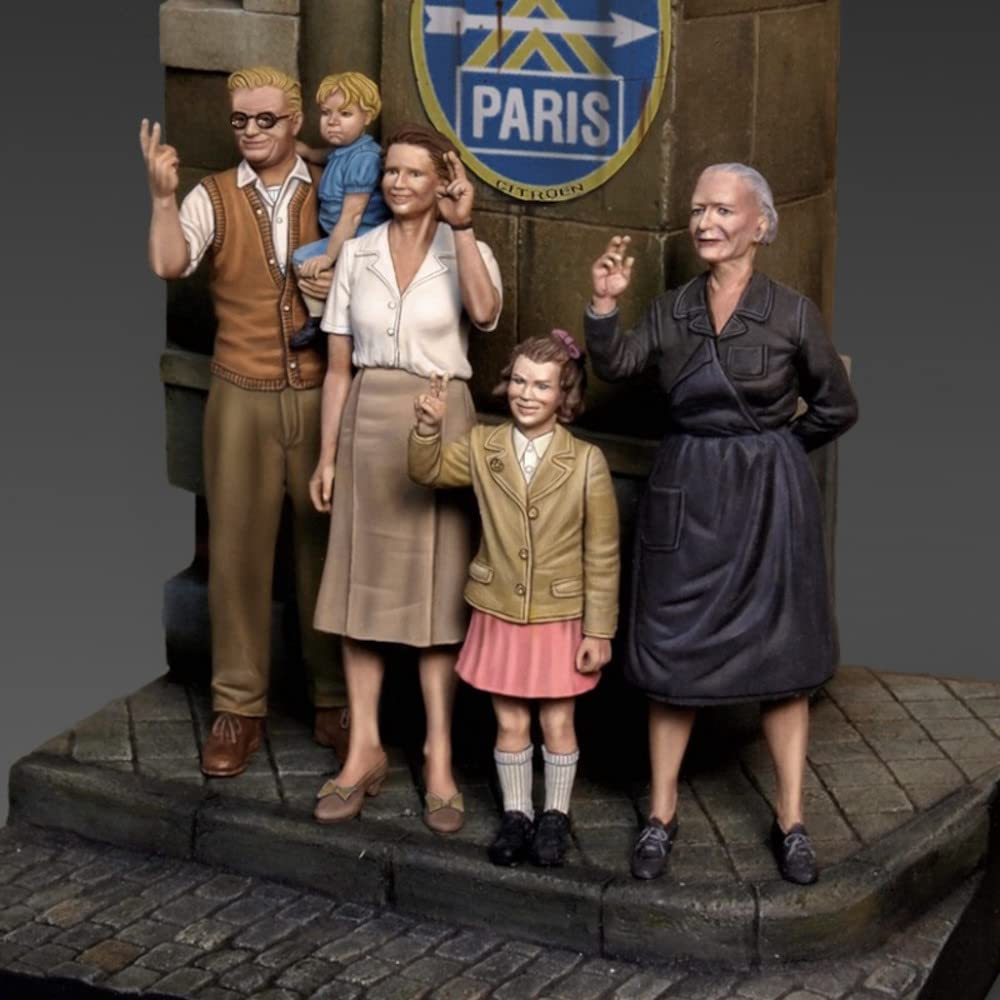 Royal Model 1/35 Scale Resin Kit RM827 World War II: The War Is Over - A Family Rejoicing at the End of the War (Set of 5)