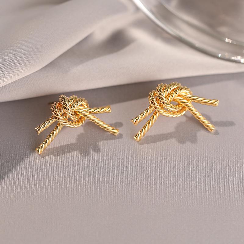 

Серьги невестки сумасшедшей Чэнь Шутин в том же стиле, серьги с закрученными узлами в стиле нишевого дизайна, усовершенствованные серьги с эффектом холодного ветра 18K