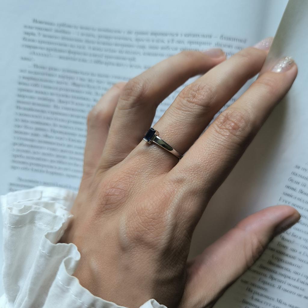 Серебряное кольцо с натуральным сапфиром 0.338ct, вес изделия 1,5 гр (2214052)