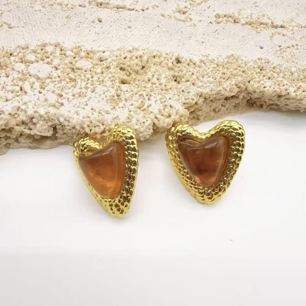Elegant 2026 European & American Stainless Steel Heart Resin Stud Earrings - Retro French Style