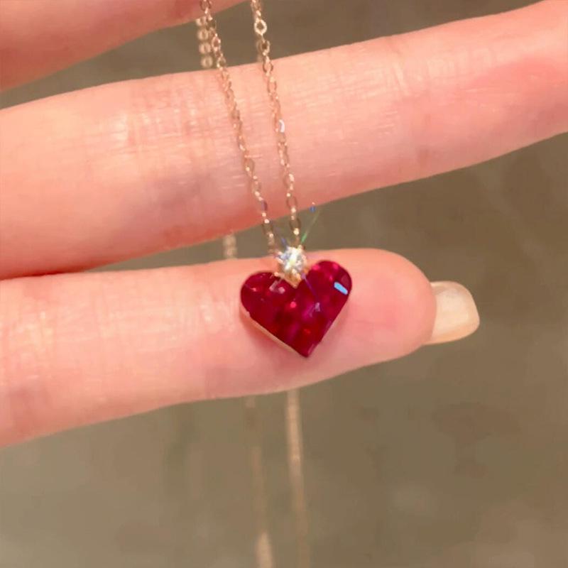 Red Plaid Heart Necklace for Women - Chic INS Style, Fashionable, Versatile Clavicle Chain, Elegant Niche Design.