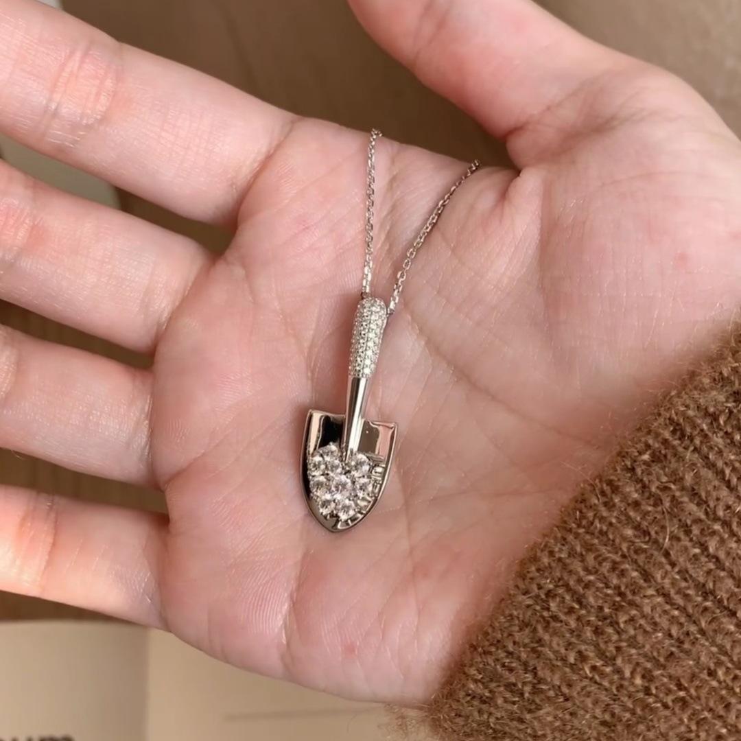 Golden Shovel  Vintage Medieval Shovel Necklace Women S Retro Niche High-End Accessories Fashion Collarbone Chain