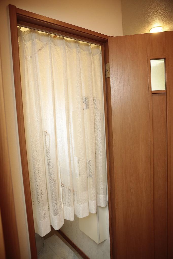 Einfache Installation ohne Schrauben oder Nägel! Vorhangschiene, Spannschiene, ausziehbare Schiene, Heavy-Duty, weiß (79-130cm)