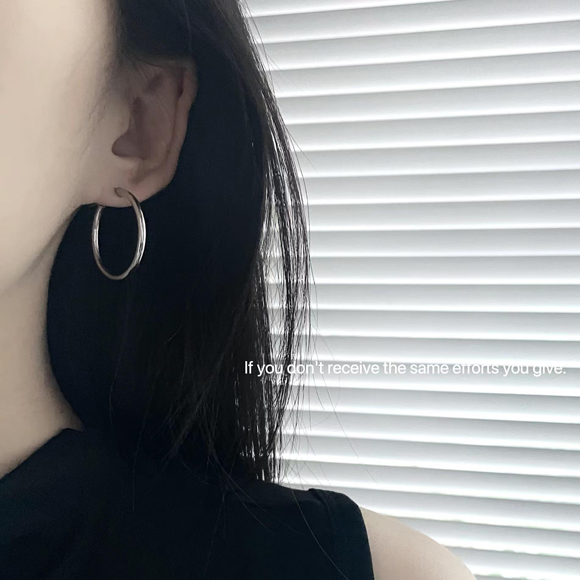 

Серьги-кольца S925 из стерлингового серебра – Универсальные, простые и элегантные большие круглые украшения для ушей для женщин Geometric серебряный