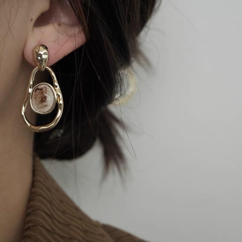 

Unique niche design, irregular oval earrings, French vintage Hong Kong style geometric earrings, women s personality temperament, stud earrings золотой