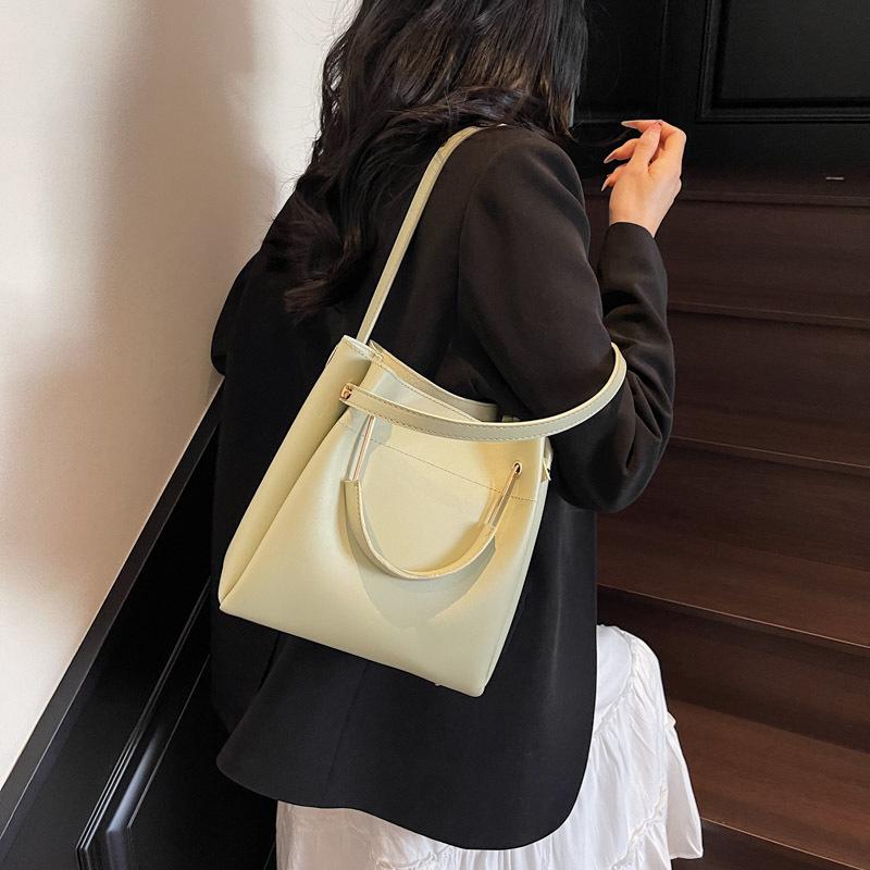 Textured shoulder bag New spring and summer simple casual shoulder bag Portable messenger bucket bag