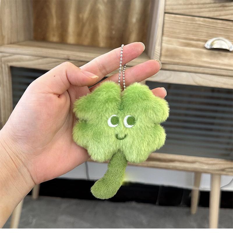 Fashion Plush Lucky Grass Keychain Cartoon Four Leaf Clover Keychain Pendant Exquisite Backpack Decoration Accessories Gifts
