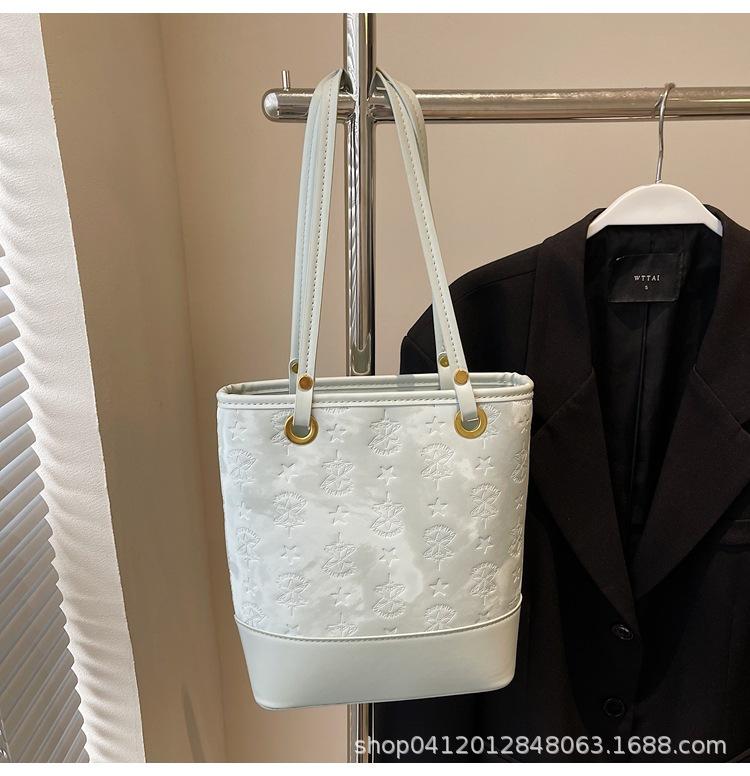 

Корейская версия модной сумки-ведра под мышкой женская 2025 новая ретро нишевый дизайн сумка для поездок большой вместимости сумка на плечо