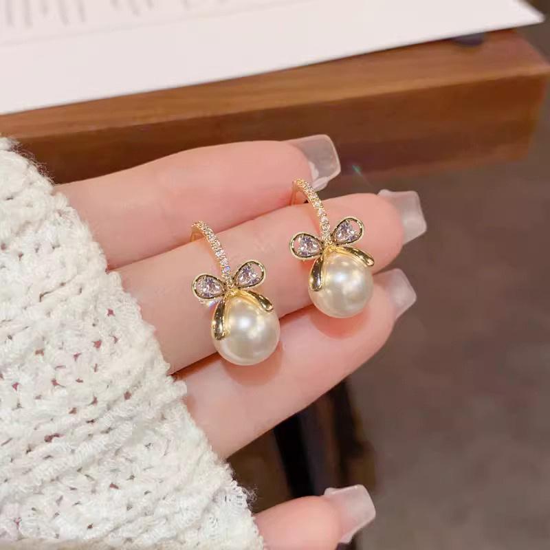 Elegant Rhinestone Pearl Earrings: Fashionable Studs for Women