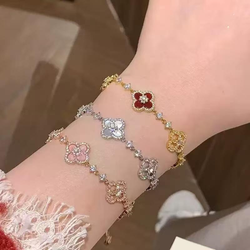Fashionable Lucky Four-leaf Clover Natural Mother-of-pearl Pull-out Bracelet for Women A Light Luxury and High-end Floral Jewelry Accessory