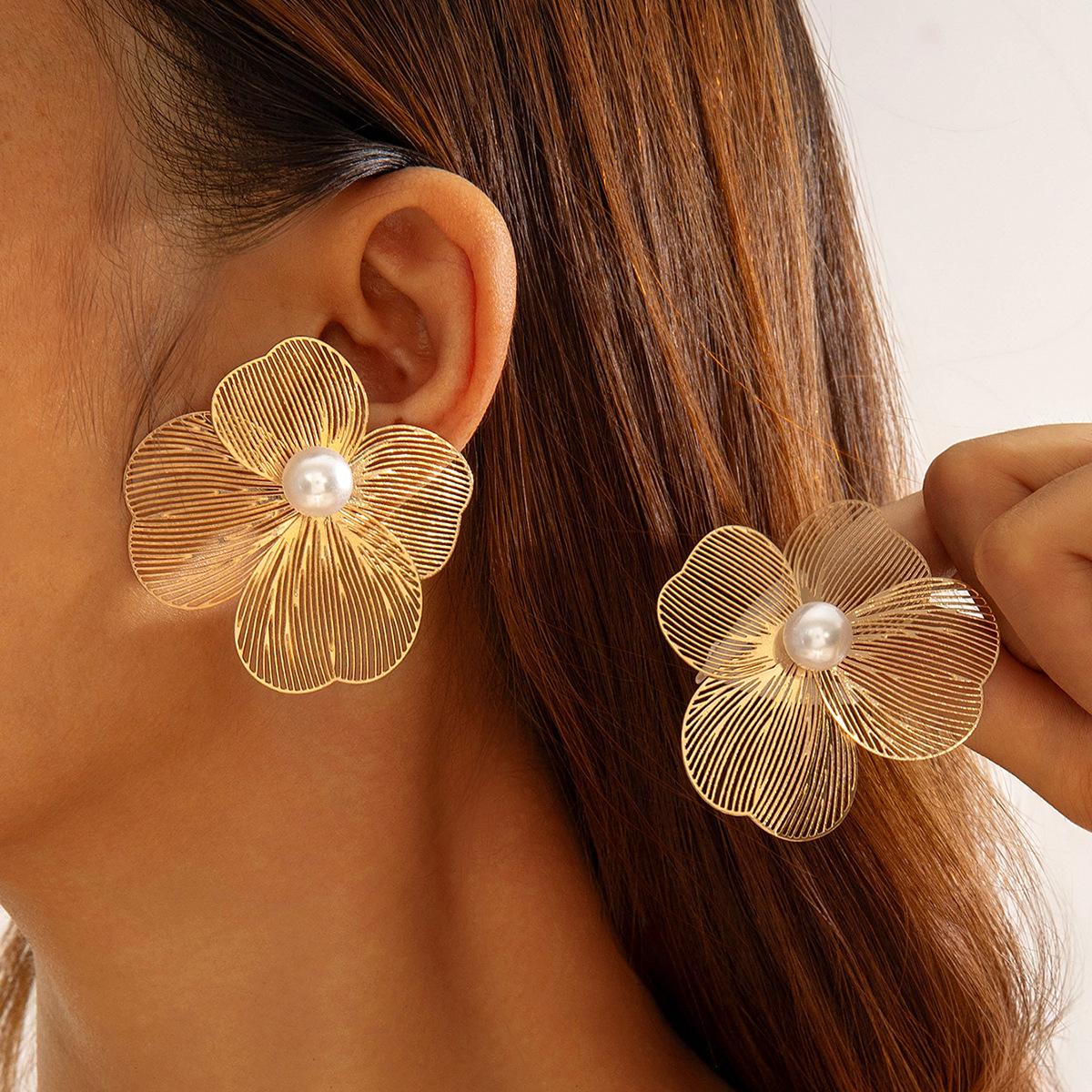 Metal texture three-dimensional ginkgo biloba flower earrings, sweet and cool Baita imitation pearl fringed earrings for women