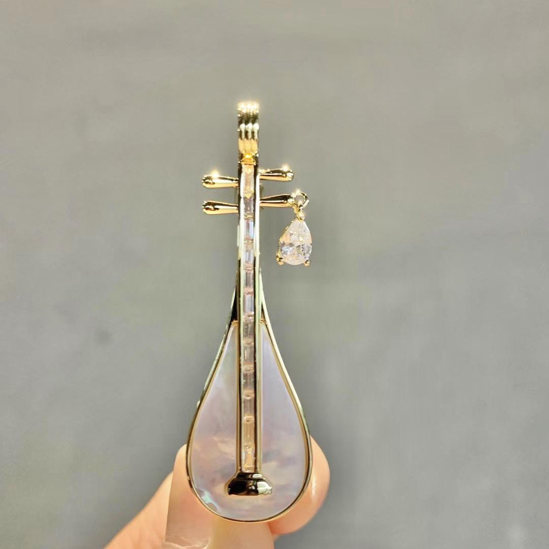 Bo Xin Yun Elegant Mother-of-Pearl Pipa Brooch: High-End Chinese Qipao Pin
