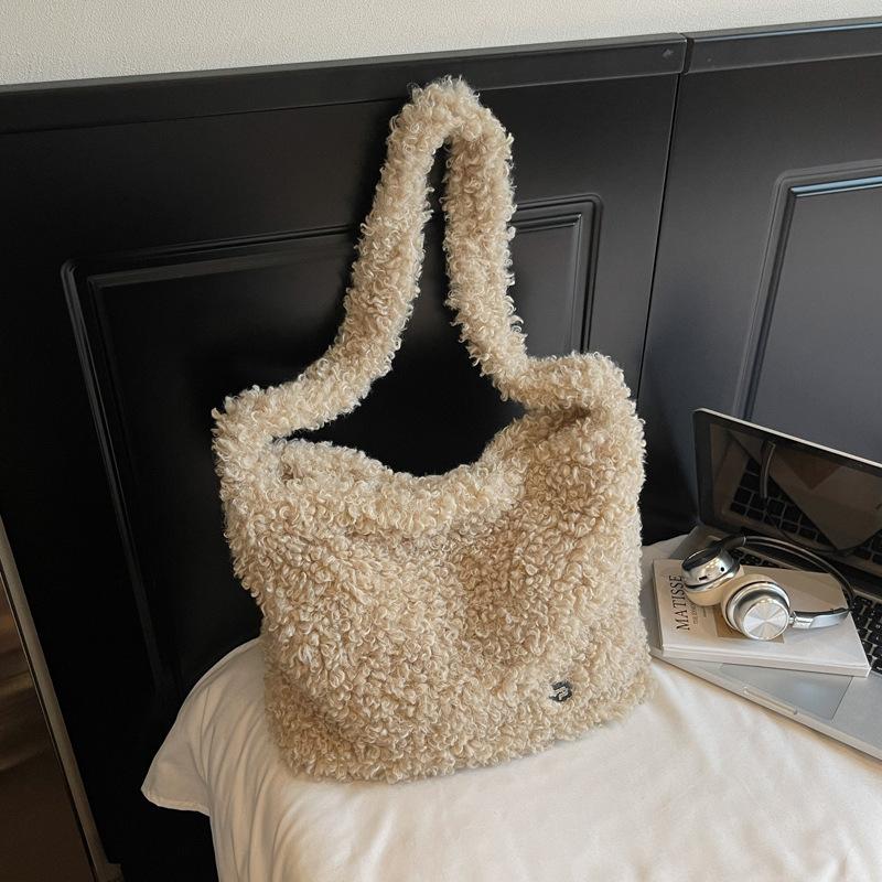 

Осенне-зимняя сумка из овечьей шерсти большой вместимости женская 2025 новая модная модная сумка-мессенджер тоут нишевая плюшевая сумка на плечо хаки