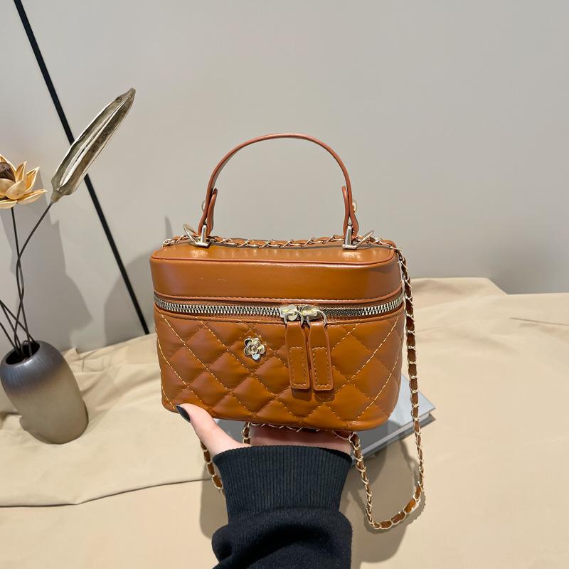 

2025 new simple and versatile fashion casual handbag ins style trend autumn and winter niche design messenger bag коричневый