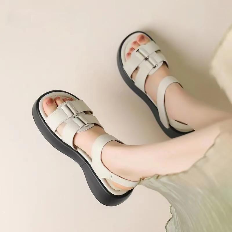Bequeme koreanische Plateausandalen 2025 Sommer neues Nischendesign atmungsaktiv lässig vielseitig Trend Strandschuhe Damen
