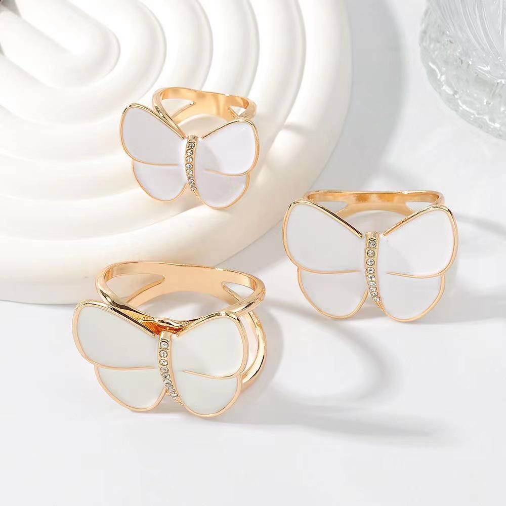 Korean Pearl Camellia Scarf and Shawl Buckle for Fashionable T-Shirts