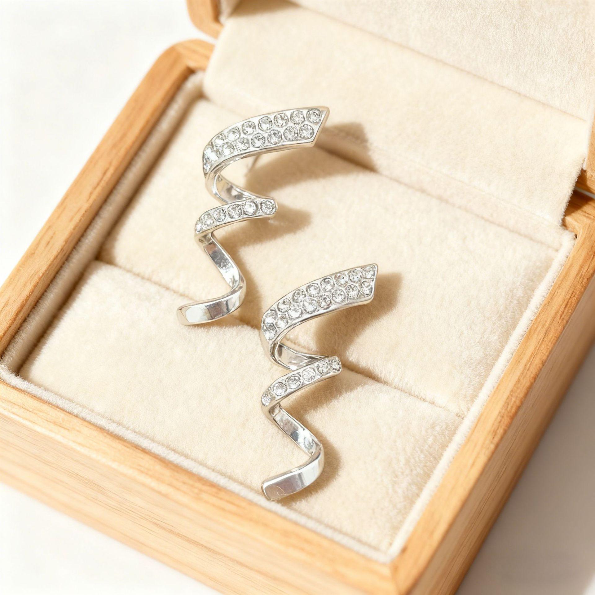 Elegant Silver Geometric Spiral Earrings with Star Tassel and Diamond Inlay серебряный