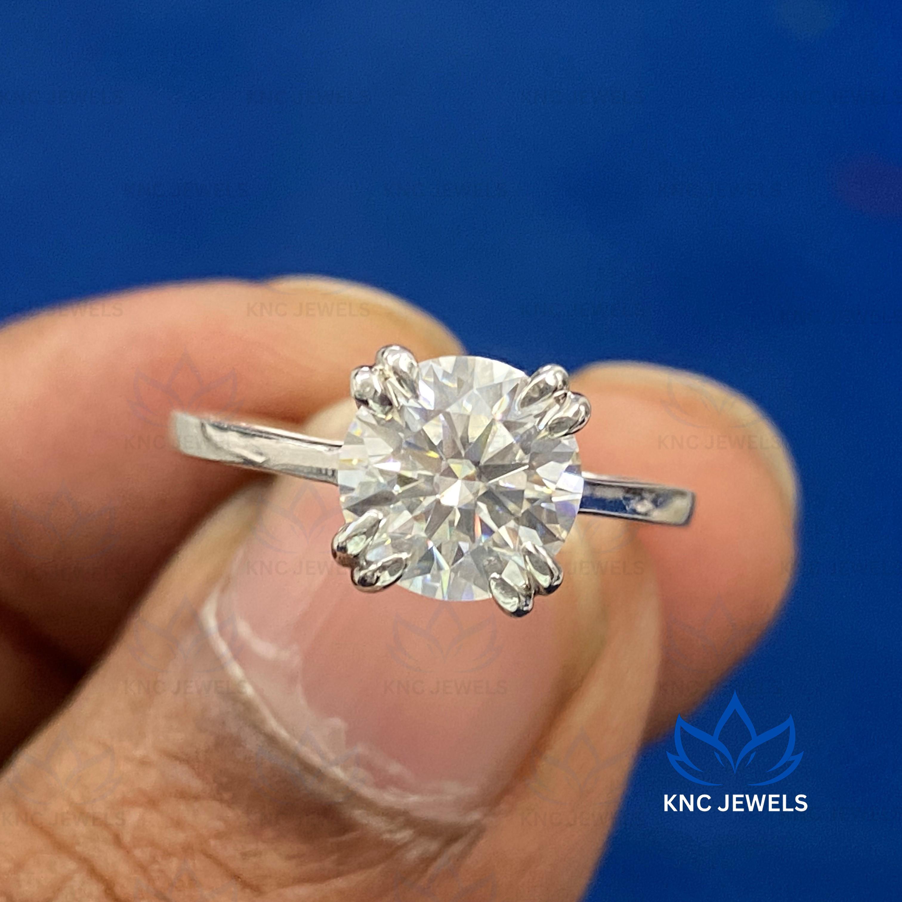 

Кольцо для помолвки с круглой огранкой муассанитом KNC Jewels 1,8 карата, 100% стерлинговое серебро 925 пробы Ring Size US 5