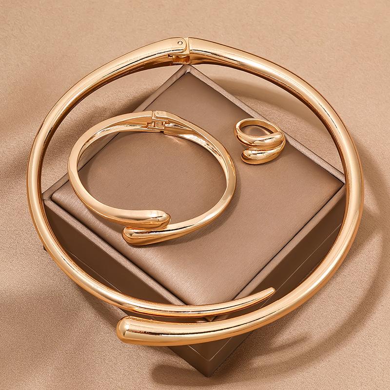 Ensemble de bijoux géométriques en métal chic: Bague, Collier Ras-du-cou et Bracelet pour Femme