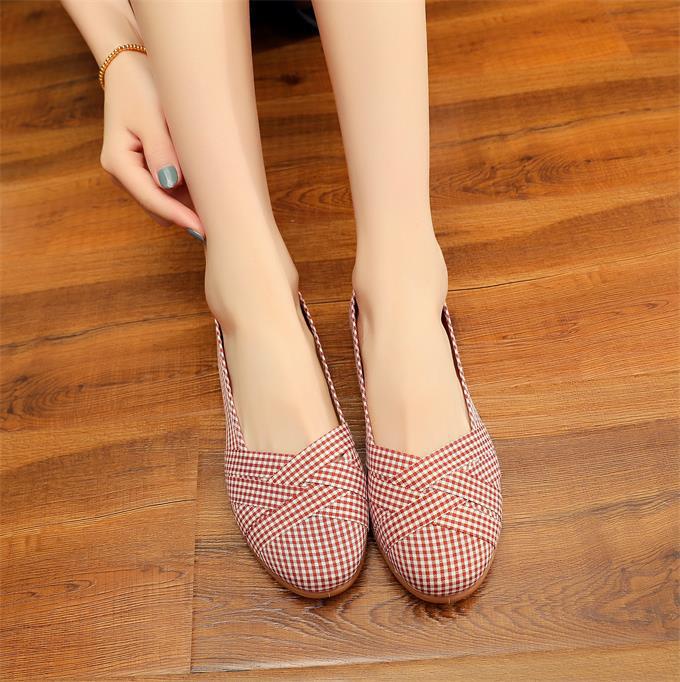 Verarbeitung von maßgefertigten neuen Damenschuhen, alten Pekinger Stoffschuhen, Schuhen für Mütter mittleren und höheren Alters, lockeren, bequemen und rutschfesten Damenschuhen