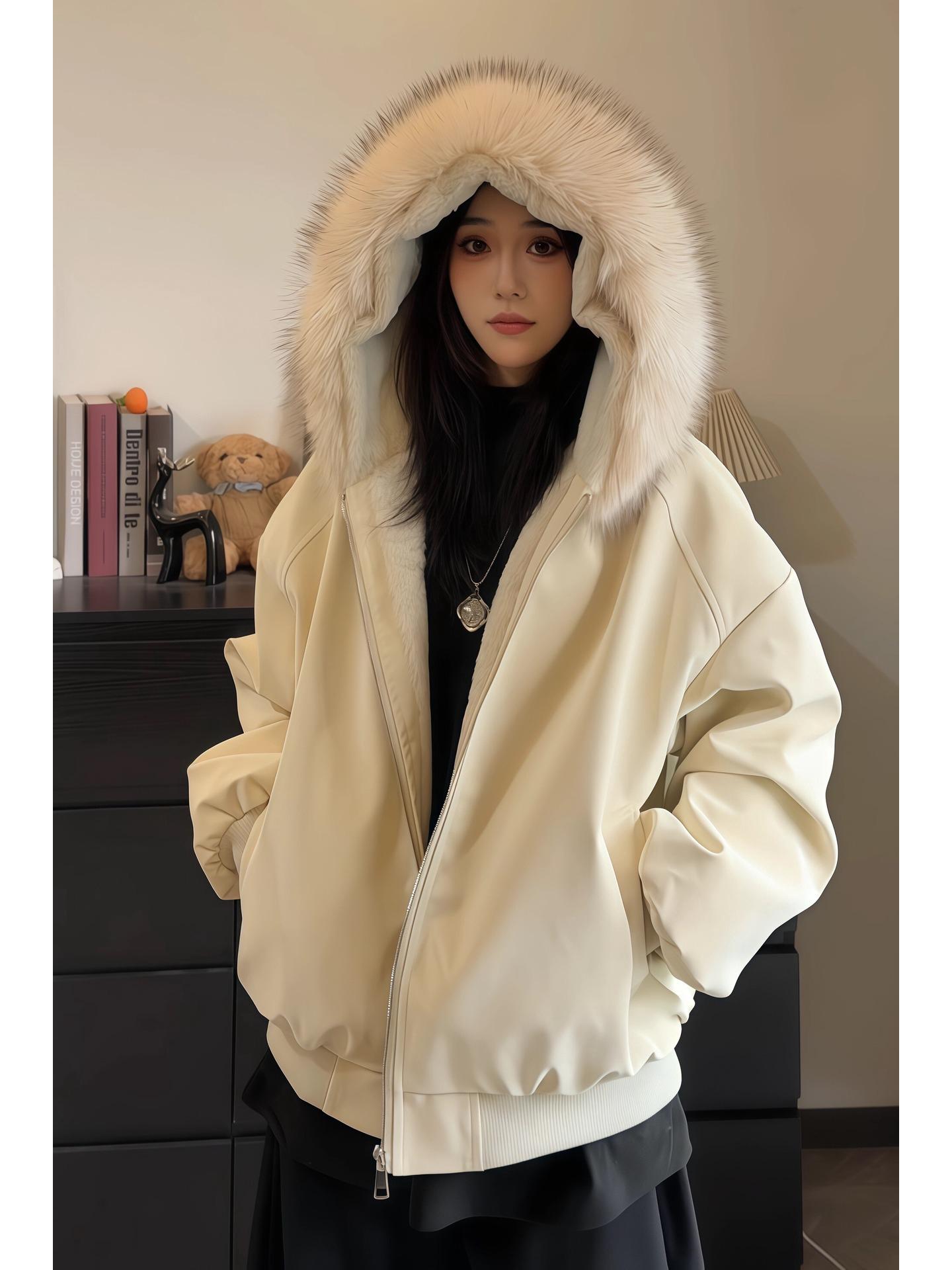 

Korean Winter Velvet-Lined PU Leather Jacket with Fur Hood for Couples 2XL (145-170 lbs) білий/вершковий