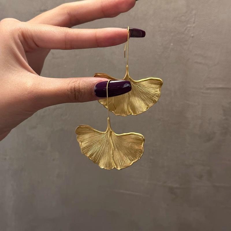 

Exaggerated Ginkgo Leaf Dangle Earrings for Women Niche Simple Gold Color Metal Leaves Earring Party Birthday Fashion Jewelry
