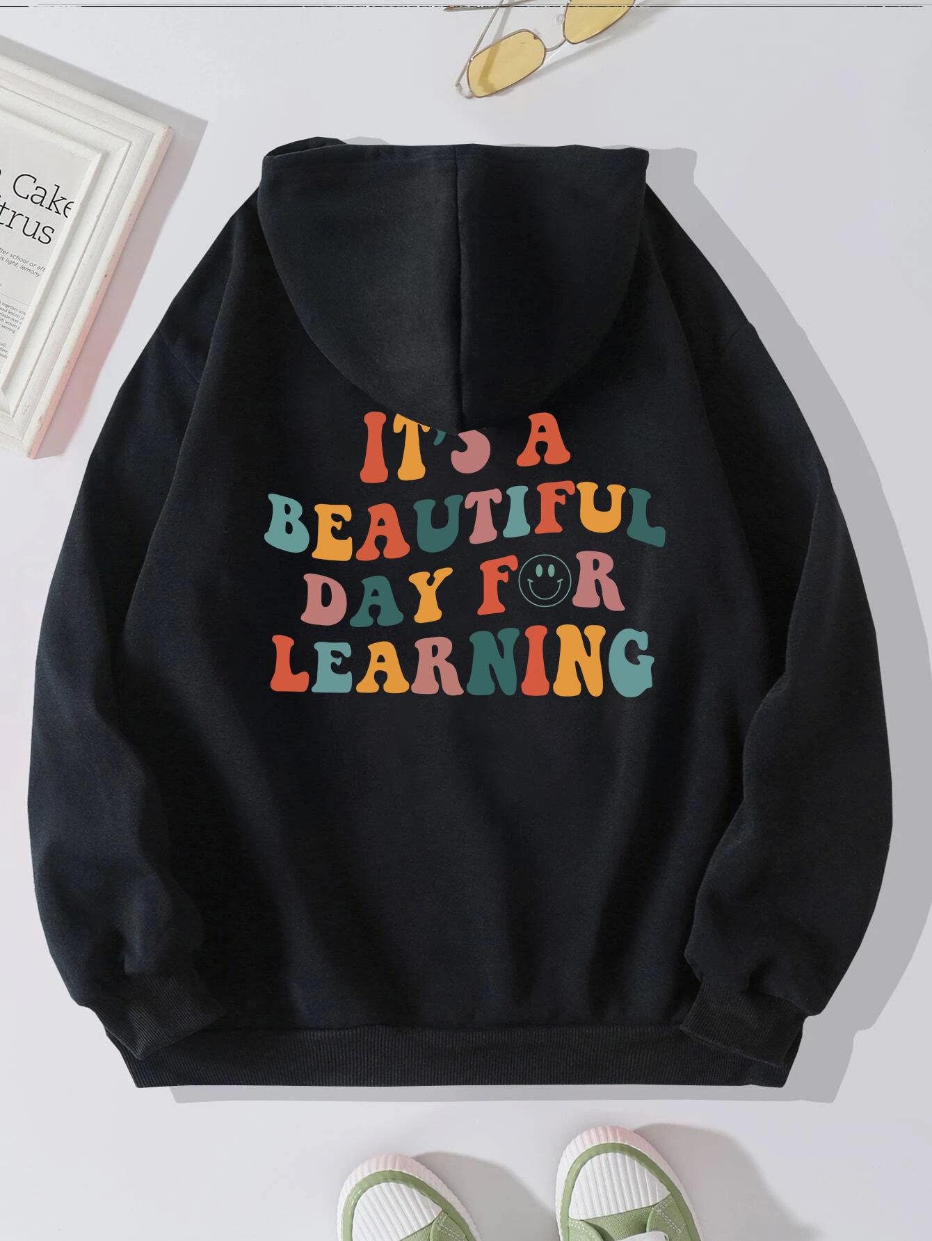 

Женский свитер с капюшоном из флиса с капюшоном и принтом на плечах и рукавах сзади и цветными буквами и карманом-кенгуру 5XL чёрный