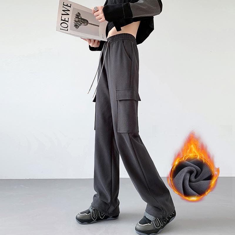 Dámské overaly s širokými nohavicemi v americkém stylu: Trendy kalhoty s vysokým pasem a volným střihem pro podzim/zimu 2025.