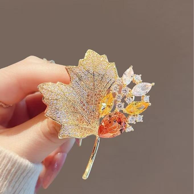 Elegant Maple Leaf Corsage: Fashionable, Versatile, and Chic High-End Brooch