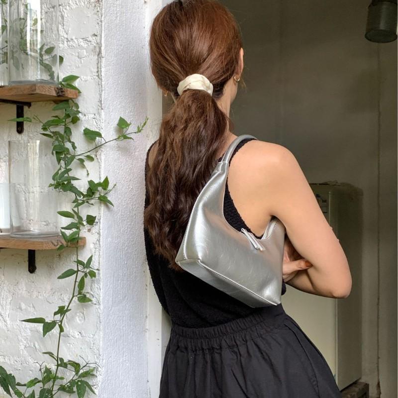 

French Niche Armpit Bag Silver Texture Female 2026 High-end Shoulder Handbag срібний