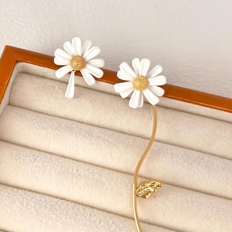 

Accessories Design White Drip Glaze Daisies Flower Stud Earrings Asymmetrical Versatile Earrings