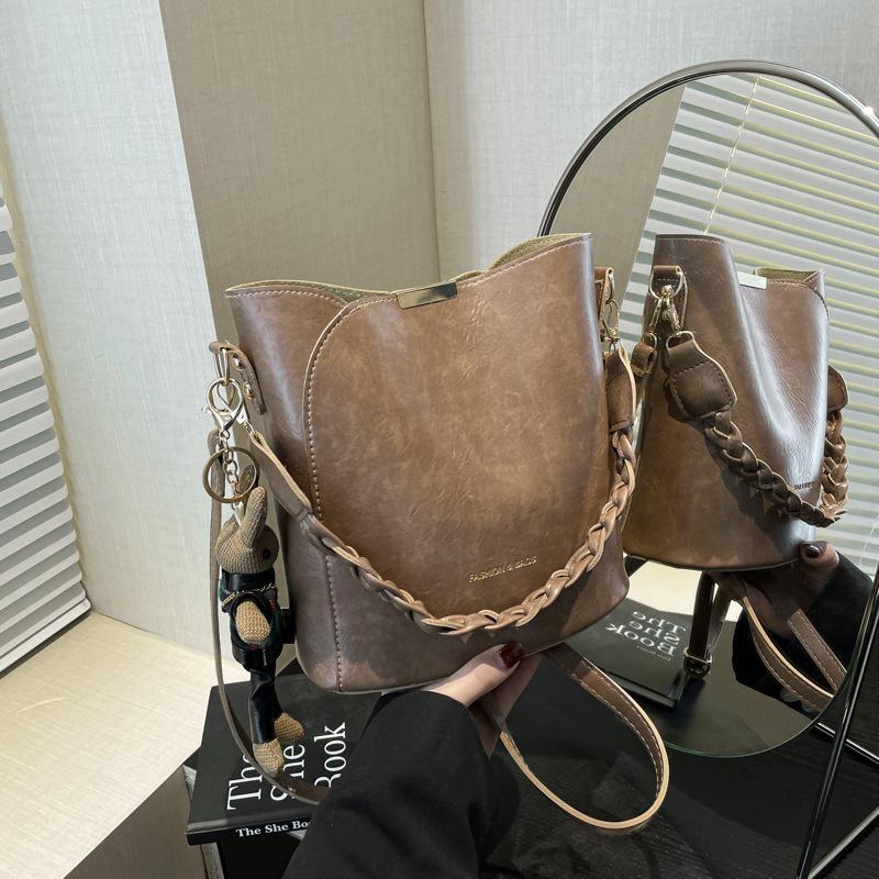 

Сумка женская 2025 Новая Премиальная Текстура Ретро Нишевый Дизайн Универсальная Сумка Мессенджер Популярная Портативная Сумка Ведро without pendant